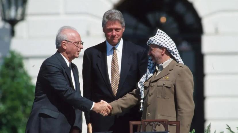 “Tratado de Oslo assinado em 1993” Yasser Arafat, Bill Clinton e Yitzak Rabin