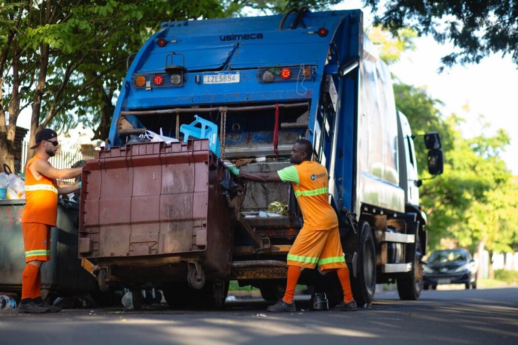 Acúmulo de lixo gera transtornos a moradores do bairro Estância Velha, em Canoas
