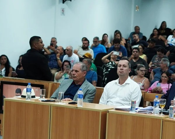 Câmara de Cachoeirinha aprova impeachment do prefeito e do vice após sessão de 12 horas