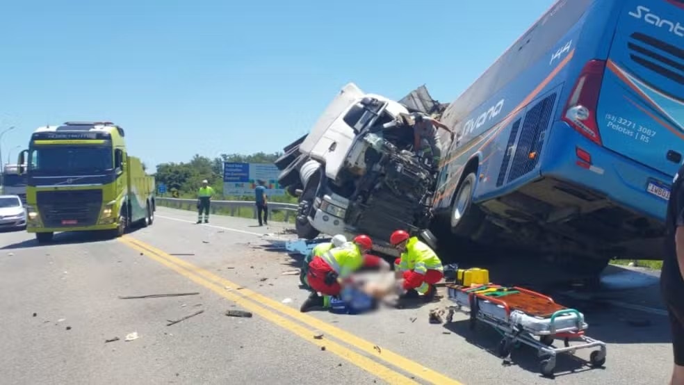 Colisão entre caminhão e ônibus deixa seis mortos na BR-116, em Pelotas